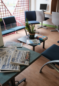 Journaux et revues sont disponibles à la consultation. L'espace lecture Cap Solidaire